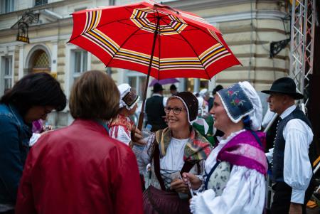 Presenetljiv odziv ob prvem dnevu praznovanja 50. Dnevov narodnih noš in oblačilne dediščine v Kamniku (15)